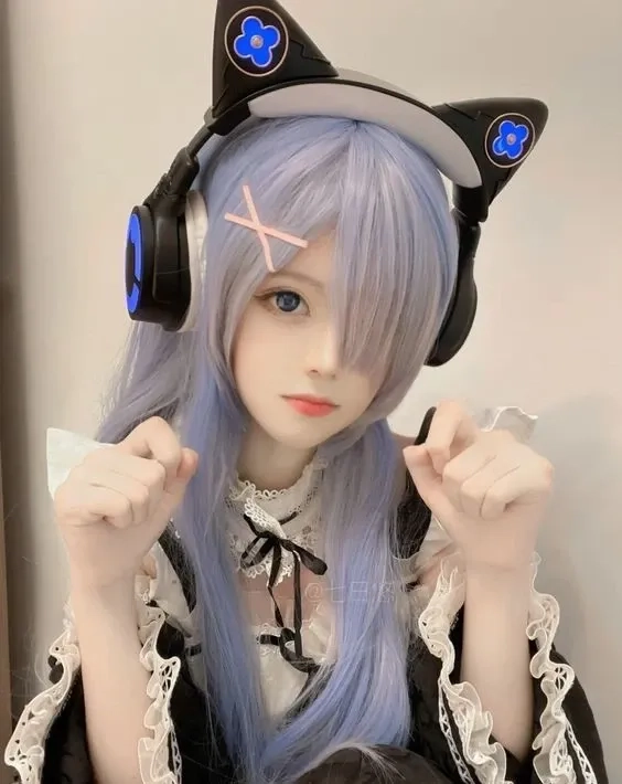 Ảnh cosplay Lara Croft (Tomb Raider) với phong thái phiêu lưu, mạnh mẽ