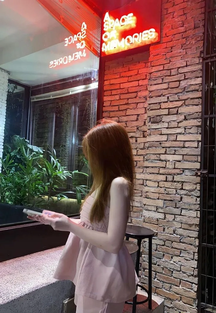 Ảnh gái đẹp trong studio với ánh sáng tạo nên vẻ đẹp nghệ thuật