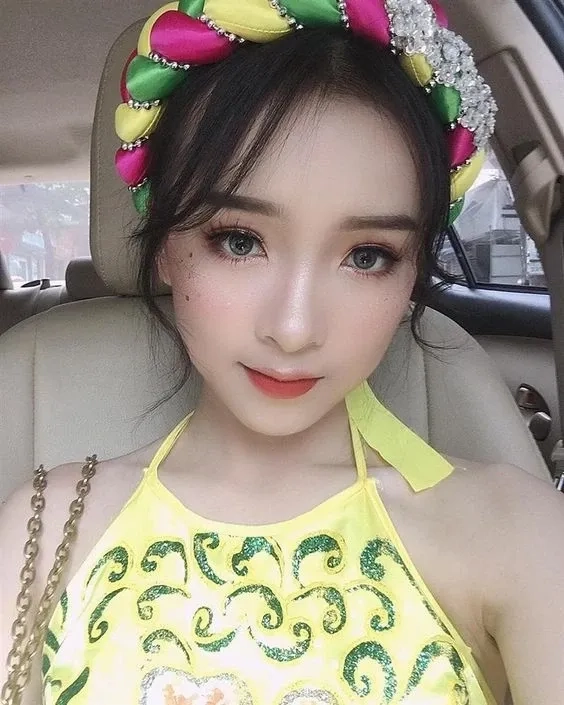 Phụ nữ trong trang phục truyền thống thể hiện sự dịu dàng và thanh lịch