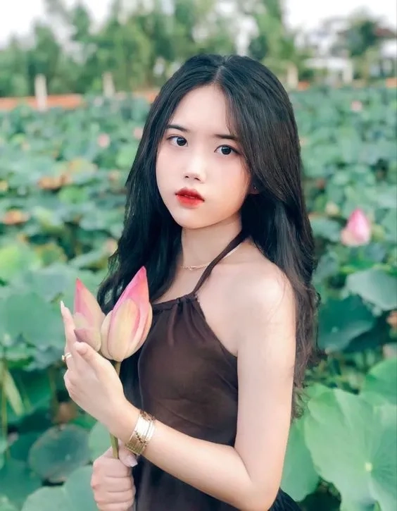 Phụ nữ trong trang phục dân tộc áo yếm là hình ảnh đặc trưng của Việt Nam