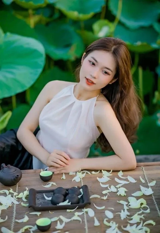 Biến thể của áo yếm qua thời gian mang lại sự đa dạng trong thời trang