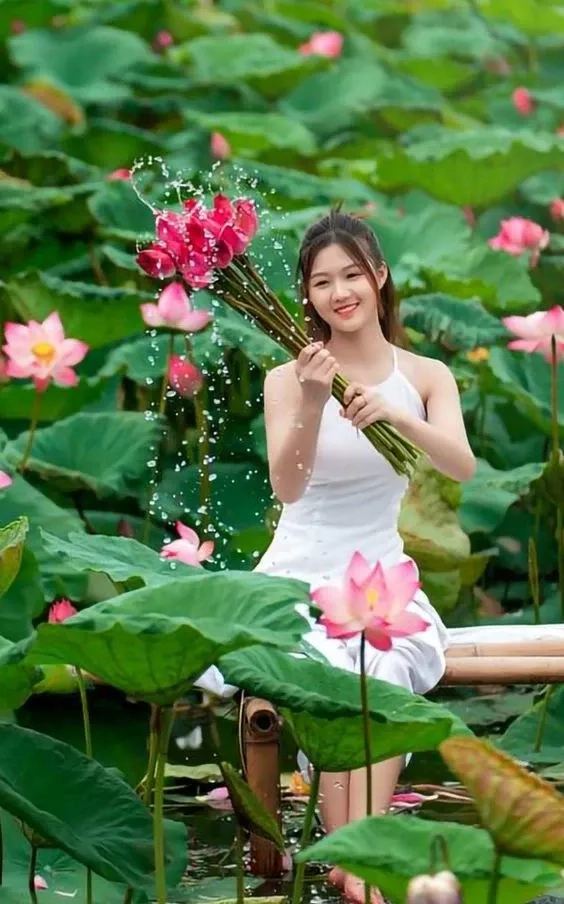 Áo yếm cổ điển mang vẻ đẹp thanh lịch và tinh tế của người Việt
