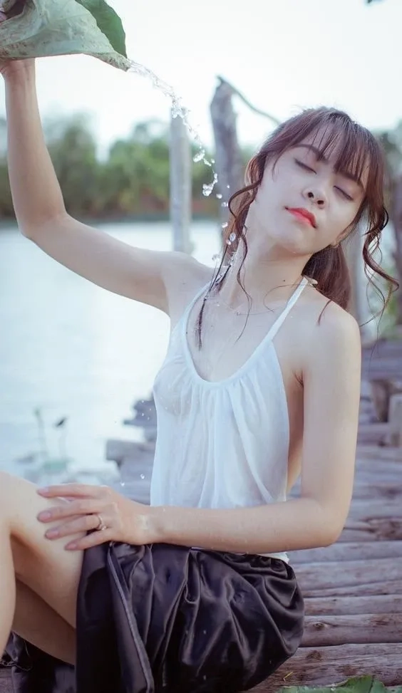 Phụ nữ Việt trong thời trang mới tự tin diện áo yếm với vẻ đẹp riêng