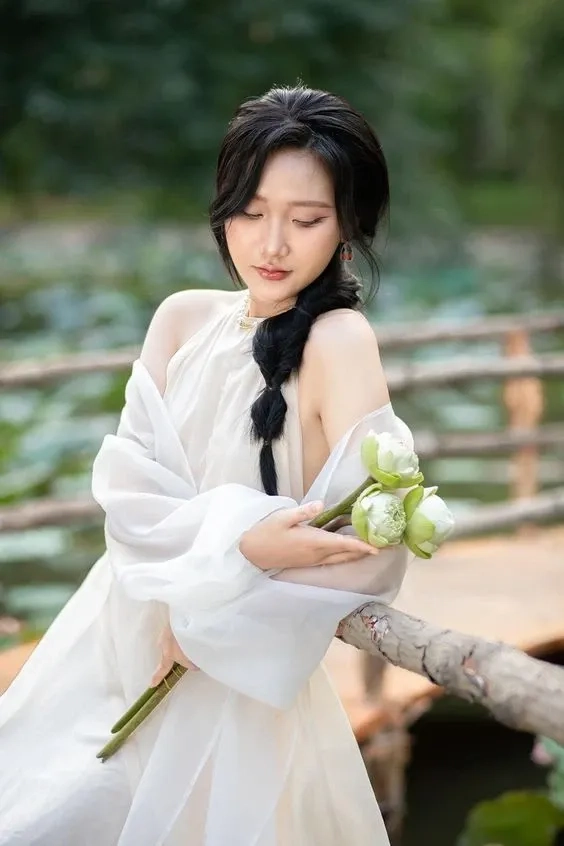 Diện áo yếm hiện đại là cách thể hiện sự sáng tạo trong thời trang Việt Nam