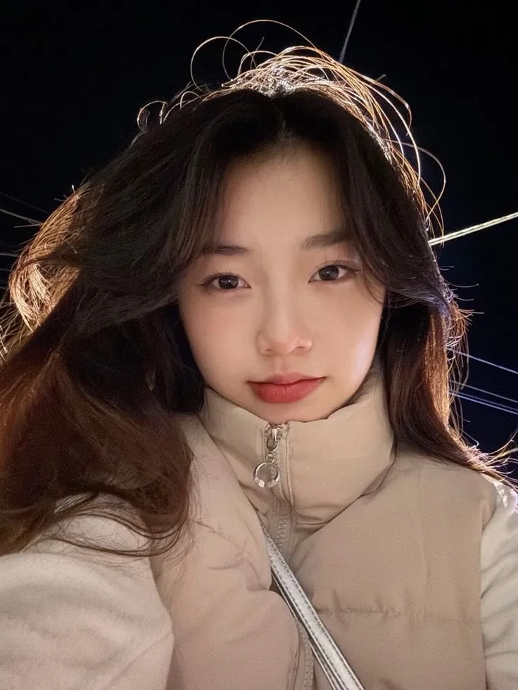 Ảnh Sana TWICE thể hiện nét đẹp ngọt ngào và năng động đặc trưng