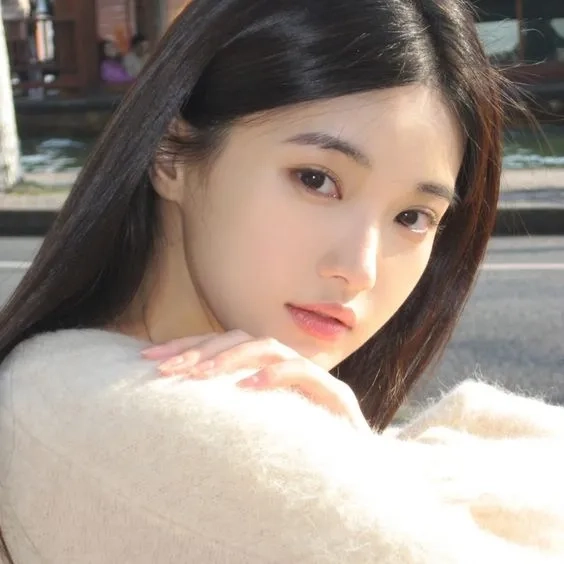 Ảnh IU với nụ cười rạng rỡ và phong thái trong sáng, đáng yêu