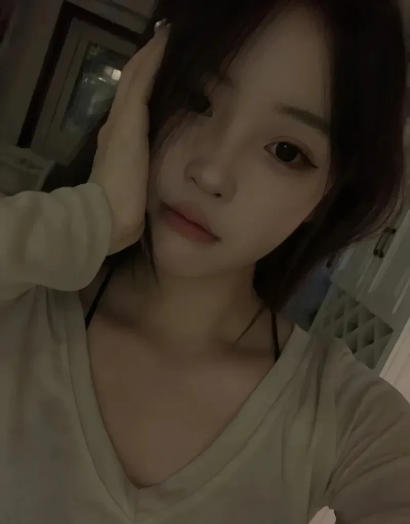 Ảnh bé gái với thú cưng tạo sự dễ thương và tình cảm