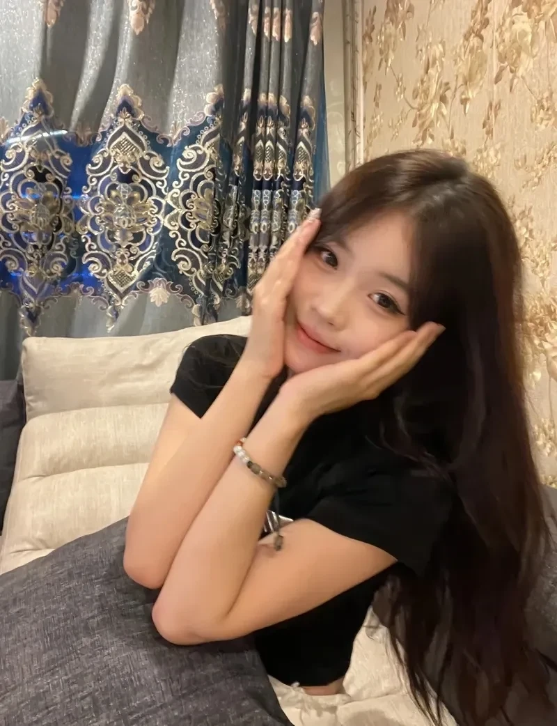 Hình trẻ em cười hạnh phúc thể hiện niềm vui và sự hạnh phúc