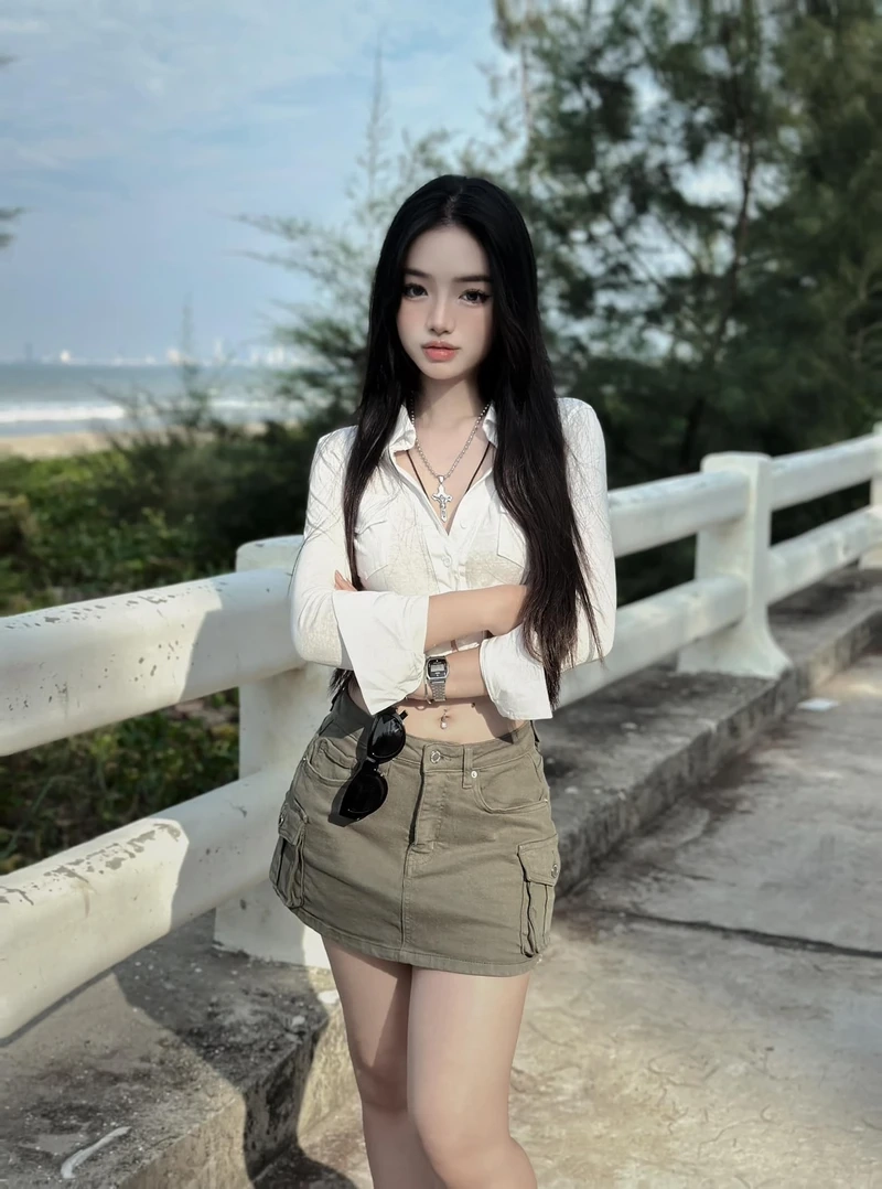Ảnh gái mặc quần ngắn với boots tạo phong cách thời thượng và quyến rũ