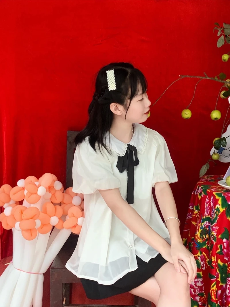 Ảnh gái mặc quần ngắn với vòng cổ choker mang lại phong cách ấn tượng