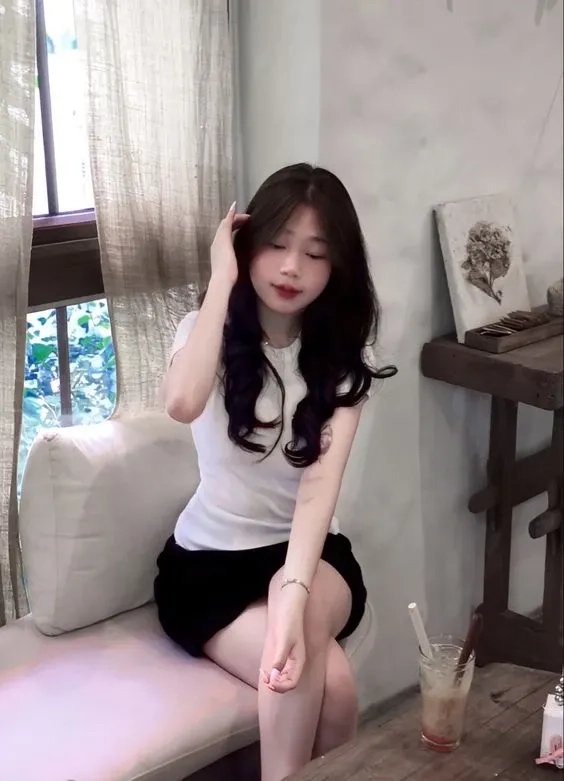 Ảnh gái mặc quần ngắn với áo len mỏng mang lại sự nhẹ nhàng và ấm áp