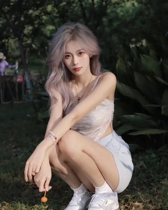 Ảnh gái mặc quần ngắn với mũ beret mang lại phong cách lãng mạn và nhẹ nhàng