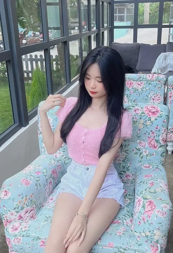 Ảnh gái mặc quần ngắn với kính mắt tròn tạo cảm giác cá tính và hiện đại