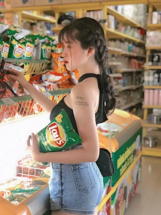 Ảnh gái mặc quần ngắn đi du lịch tạo sự thoải mái và phóng khoáng