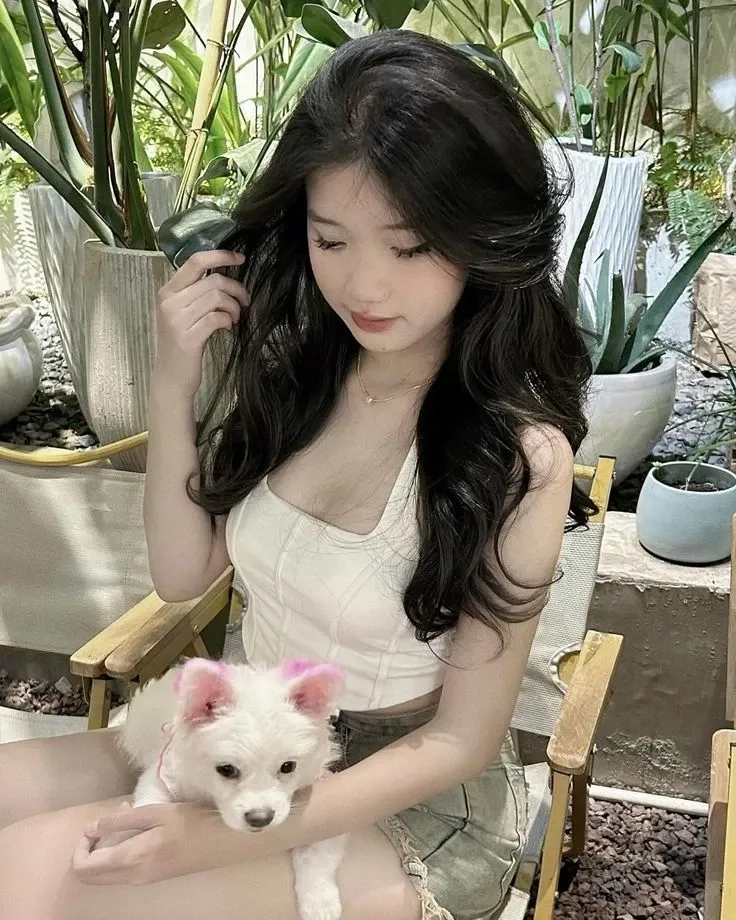 Ảnh gái mặc quần ngắn mùa thu thể hiện sự nhẹ nhàng và ấm áp