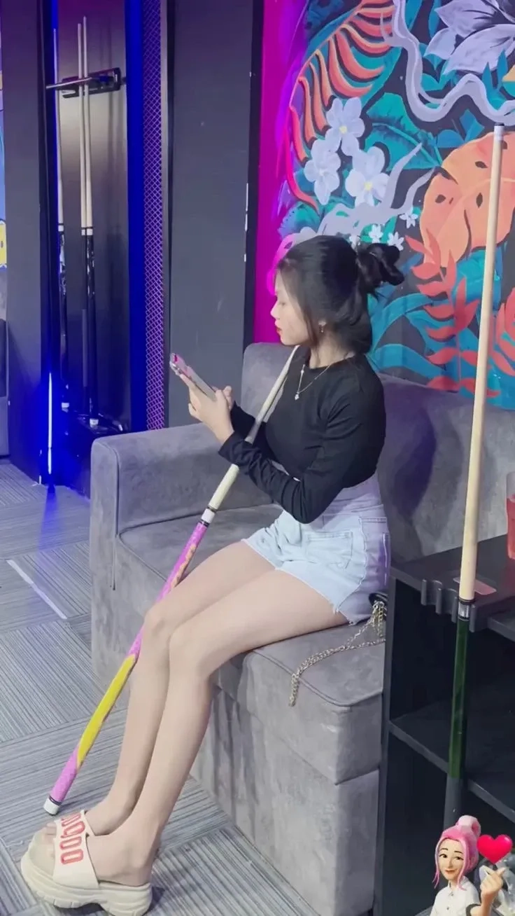 Ảnh gái mặc quần short jean tạo cảm giác năng động và cá tính