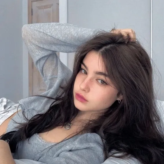 Ca sĩ nữ Mỹ với trang phục biểu diễn thể hiện sự chuyên nghiệp và phong cách