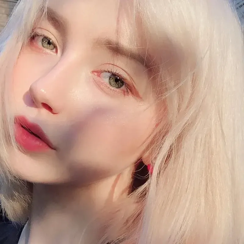 Hot girl Mỹ trong trang phục mùa hè thể hiện sự mát mẻ và trẻ trung