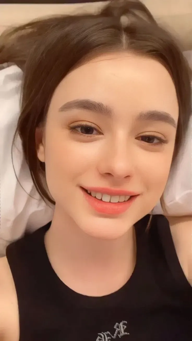Người mẫu Mỹ trong trang phục dạ hội thể hiện vẻ đẹp thanh lịch