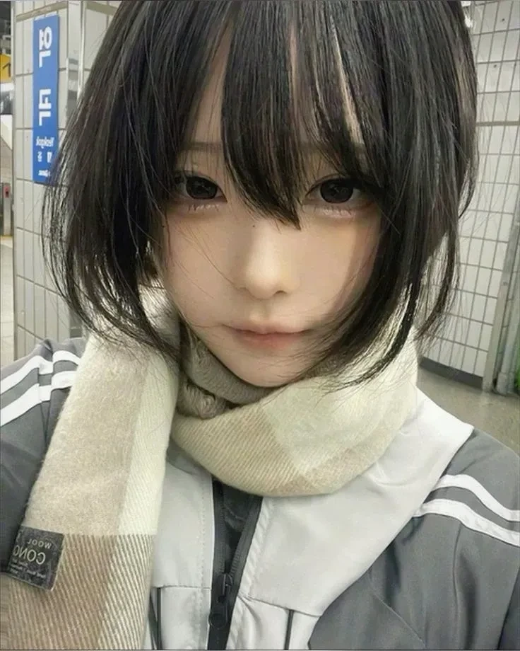 Hình ảnh cô gái Nhật Bản trong trang phục hiện đại