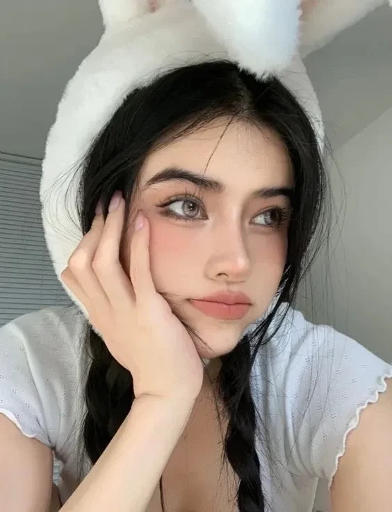 Ảnh hot girl Tây trên Facebook với phong cách tự nhiên và quyến rũ