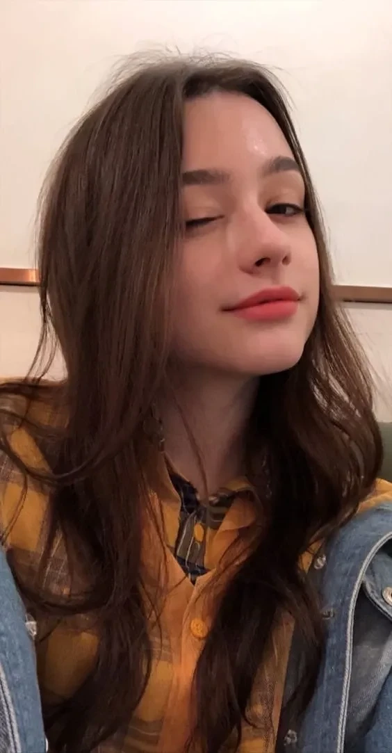 Ảnh hot girl Tây selfie thể hiện sự vui vẻ và tự tin