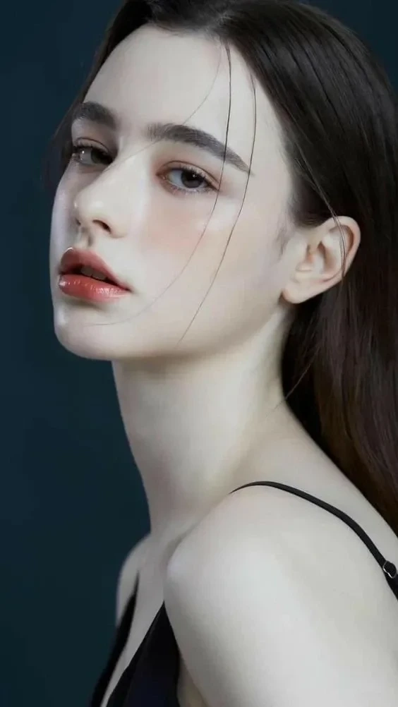 Ảnh hot girl Tây tóc ngắn mang lại vẻ đẹp cá tính và tươi mới