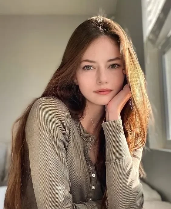 Ảnh hot girl Tây tóc dài tạo nên vẻ đẹp dịu dàng và thanh thoát