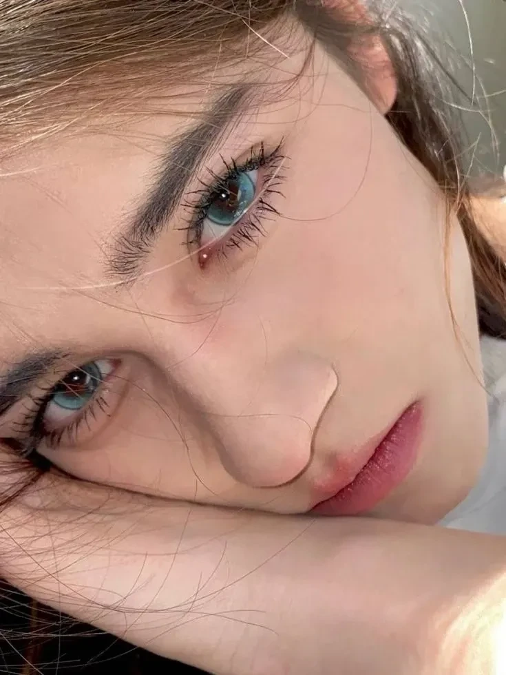 Ảnh hot girl Tây makeup nổi bật với vẻ đẹp sắc sảo và ấn tượng