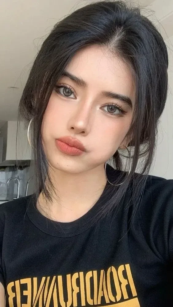 Hình nền gái Tây mùa hè mang lại cảm giác mát mẻ và thư giãn