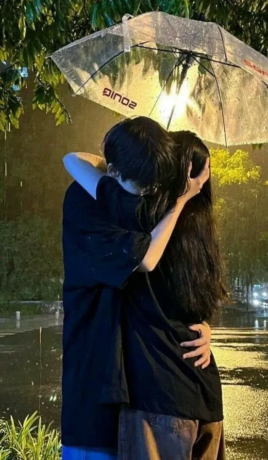 Hình nền ôm nhau HD với hình ảnh sắc nét và sinh động