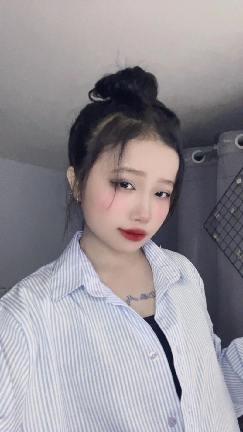 Tải hình nền gái xinh bikini tạo không gian ngọt ngào và tươi sáng