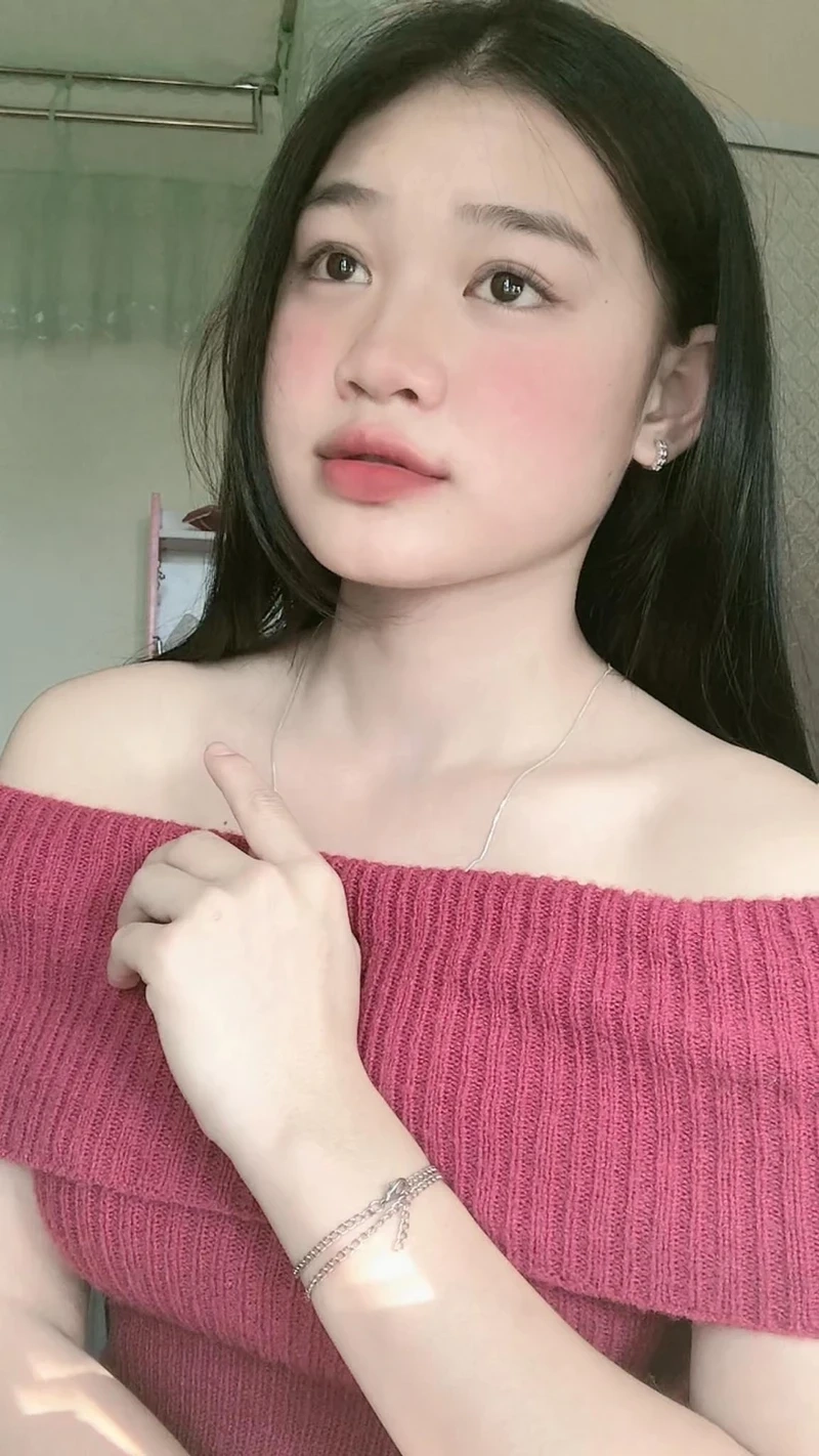 Hình nền điện thoại cô gái cute tạo không gian dễ thương