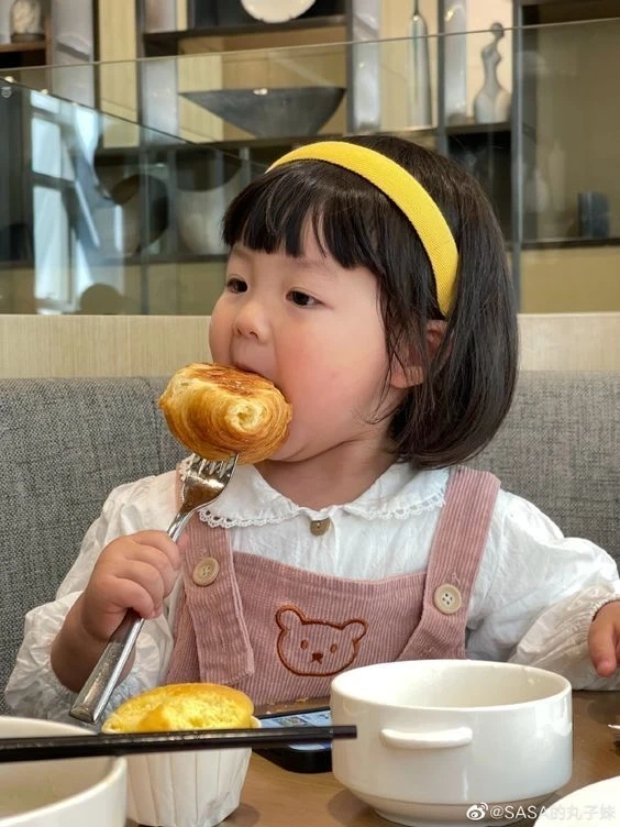 Hình nền bé gái sơ sinh dễ thương tạo không gian ấm áp
