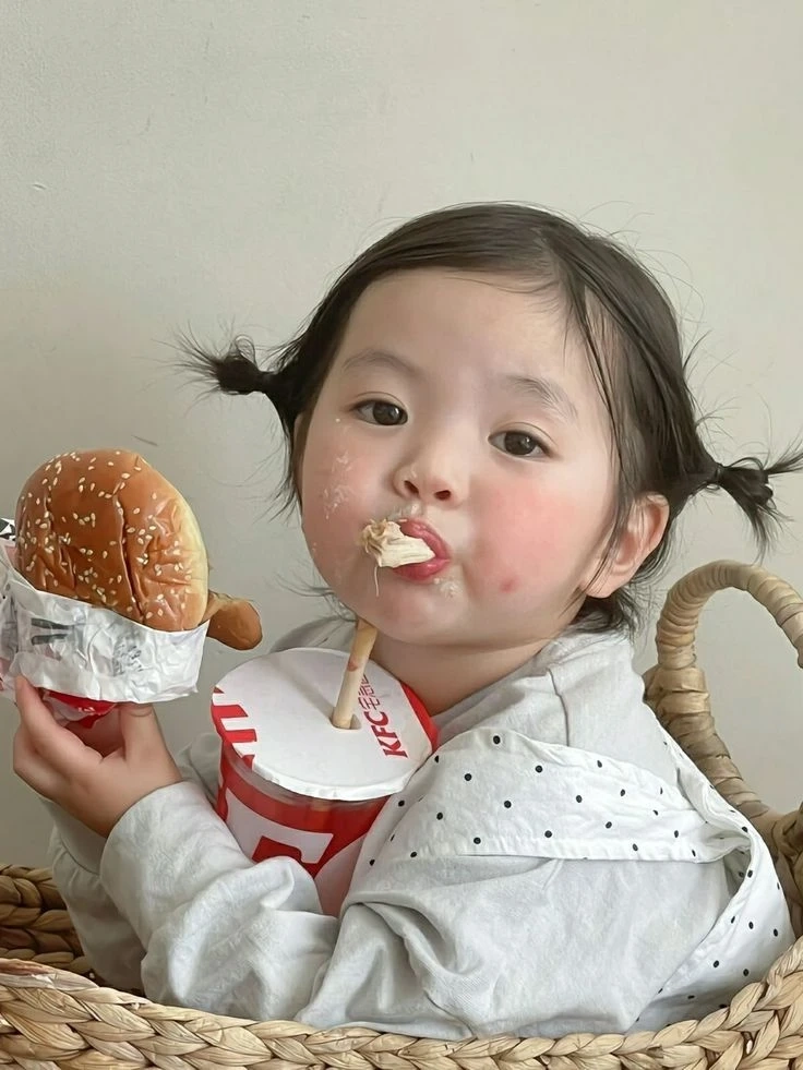 Hình nền em bé gái dễ thương mang lại sự ngọt ngào