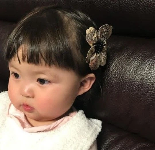 Hình nền hình em bé dễ thương tạo không gian dễ chịu