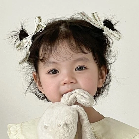 Hình nền em bé dễ thương cho điện thoại tạo không gian dễ chịu