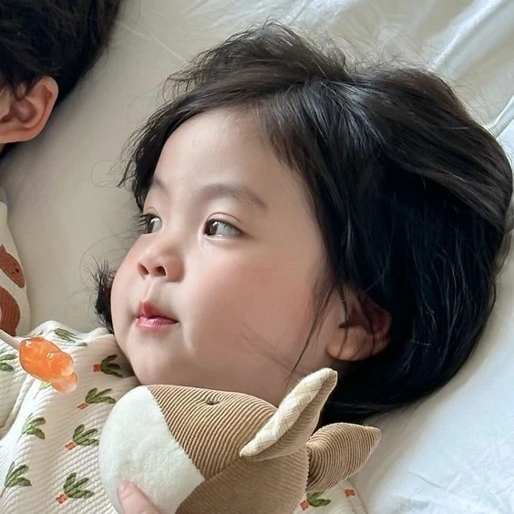 Ảnh nền em bé dễ thương tạo không gian nhẹ nhàng và dễ mến