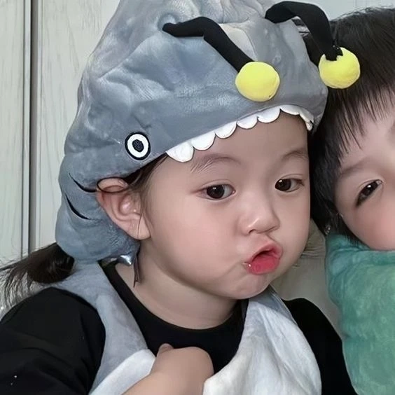 Hình nền bé dễ thương mang đến không gian dễ chịu và đáng yêu