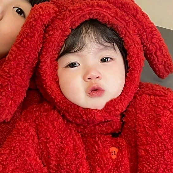 Avatar cặp hình em bé tạo không gian vui tươi và dễ thương