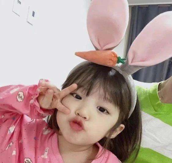 Hình nền em bé cute tạo không gian nhẹ nhàng và đáng yêu