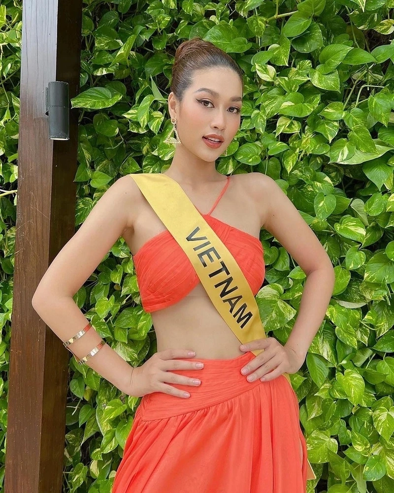 Ảnh Hoa hậu Thiên Ân với vương miện thể hiện niềm tự hào lớn