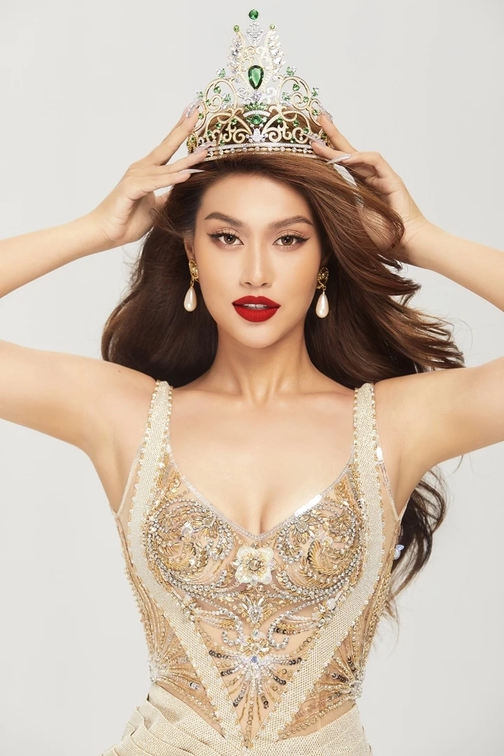Thiên Ân bikini trong những phần trình diễn gây ấn tượng mạnh