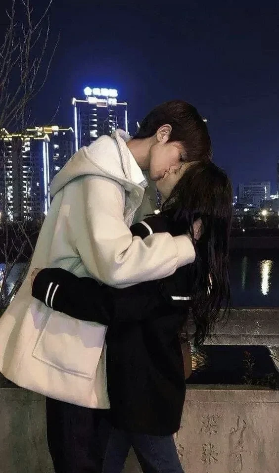 Ảnh đôi tình nhân hạnh phúc tỏa ra sự vui vẻ và yêu thương