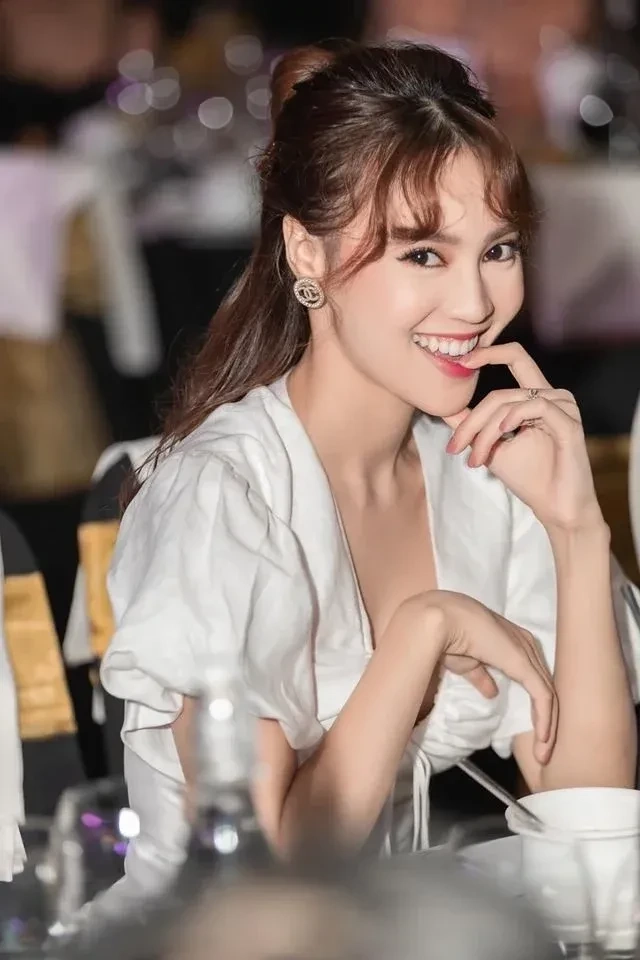 Bikini Ninh Dương Lan Ngọc nổi bật qua các bức ảnh ấn tượng