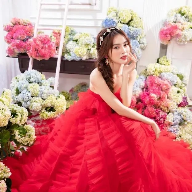 Linh Duong Lan Ngoc bikini thu hút sự quan tâm của khán giả
