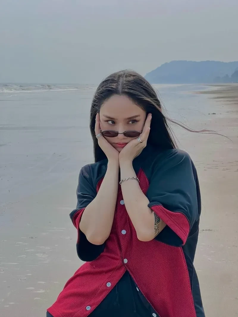 Miu Lê livestream chia sẻ những câu chuyện thú vị cùng khán giả