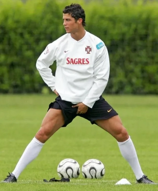 Ronaldo uống nước meme thú vị và ngộ nghĩnh phù hợp chia sẻ