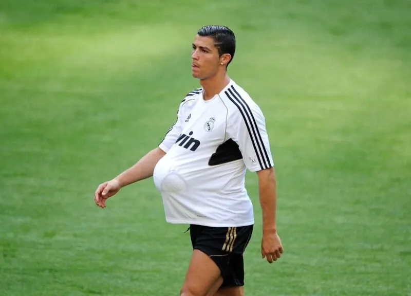 Meme ronaldo uống nước hài hước và thú vị phù hợp mọi người