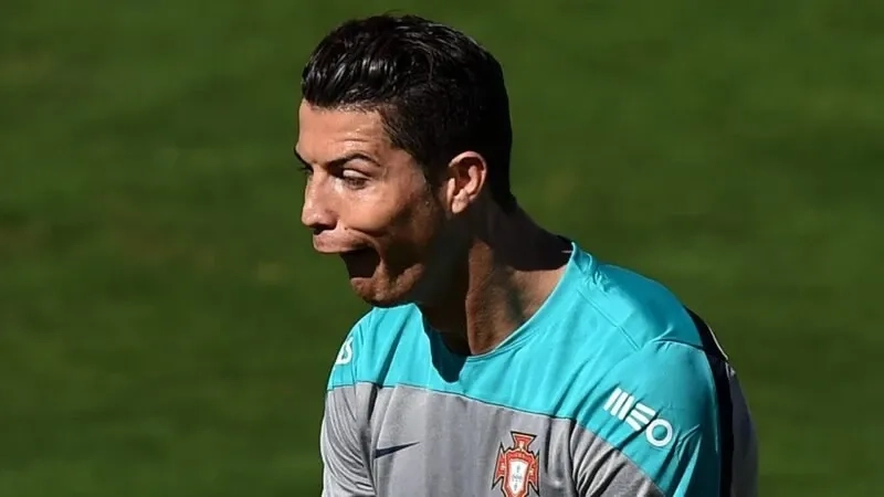 Ronaldo drinking meme hài hước và đáng yêu phù hợp chia sẻ